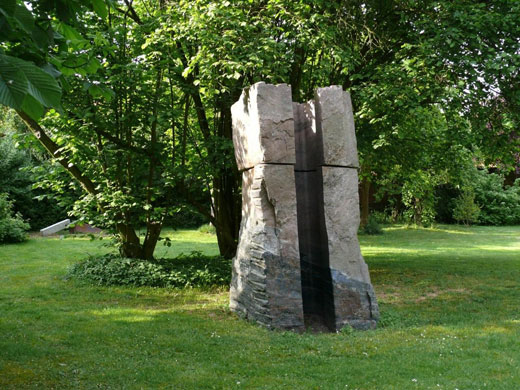 Klaus Müller-Klug, Quader mit Lichthof, 2000, Russischer Granit, 2,5 x 1,5 x 1 m