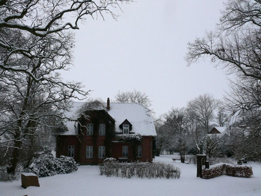 Monika Müller-Klug, Mäandertor, 1999, Blutbuche, Eichenholz und Farbe, 2,5 x 6 x 4,5 m