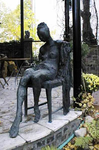 Joachim Dunkel: Große sitzende weibliche Figur mit Tuch, 1968/71