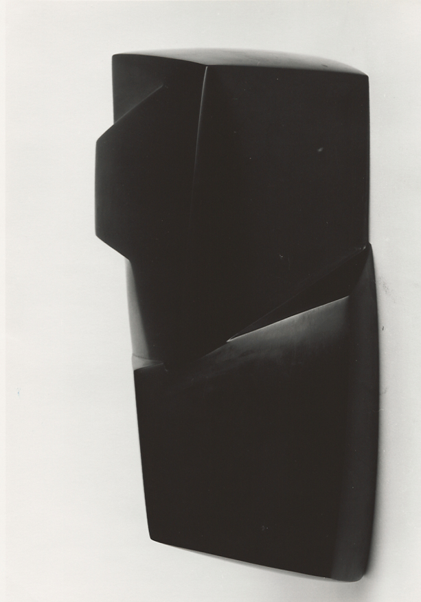Joanna Filippidu, ohne Titel, Schwarzer Marmor, 16 x 17 x 19 cm